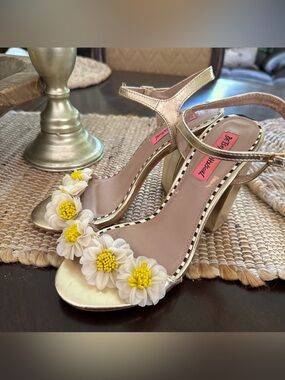 PINK BY BETSEY JOHNSON 3D Daisy Ankle Strap Chunky Heel Sandals